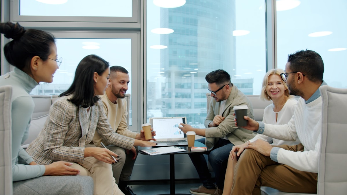 Een divers team dat samenwerkt in een modern kantoor - de toekomst is synergie tussen mens en technologie